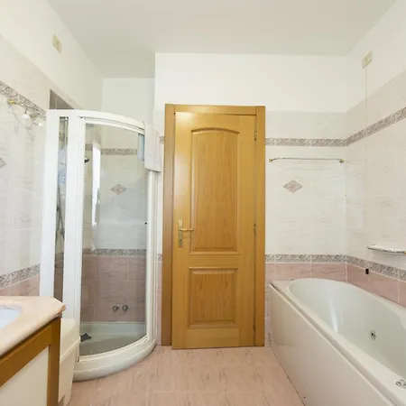 Casa Arcoiris By Bookinggardalake *